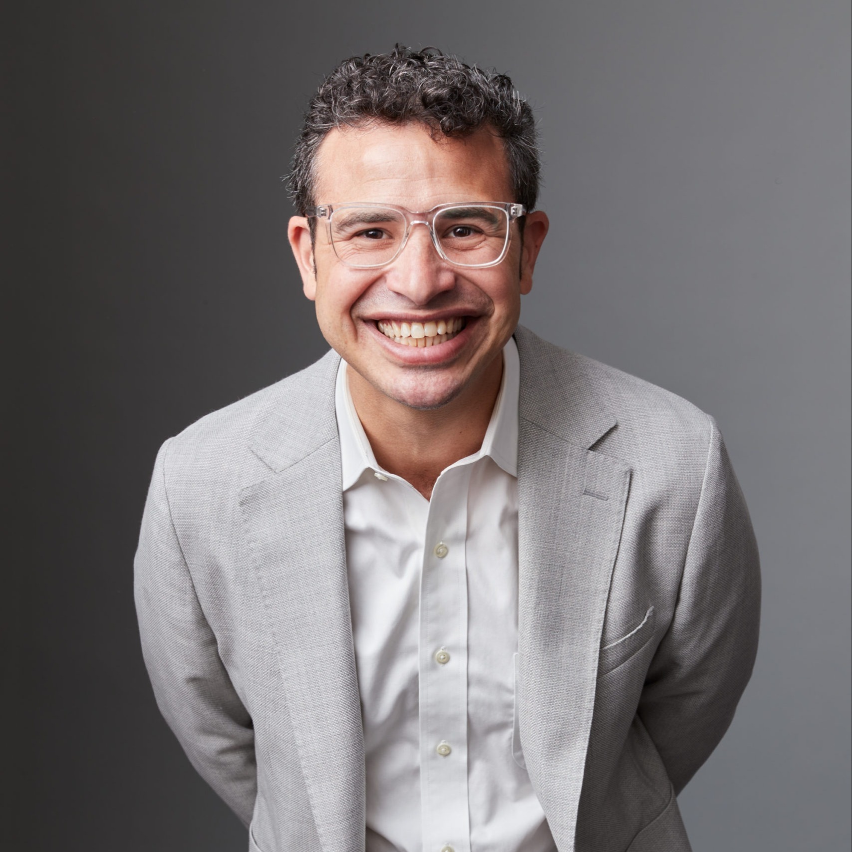 Workplace-Belonging-Keynote-Speaker_Smiley-Poswolsky_Headshot-1-scaled-e1692209182325